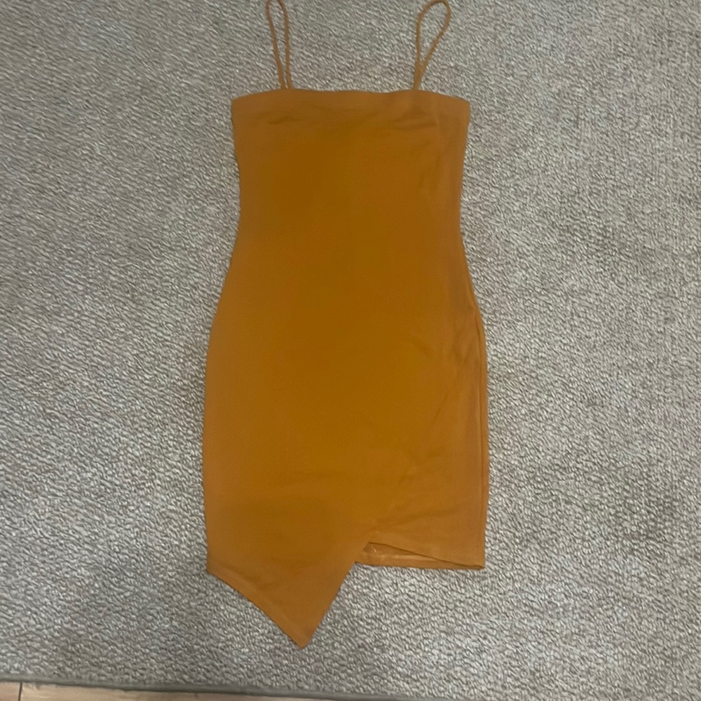 I am selling this brown cute tight dress. Brand: Mind code.
